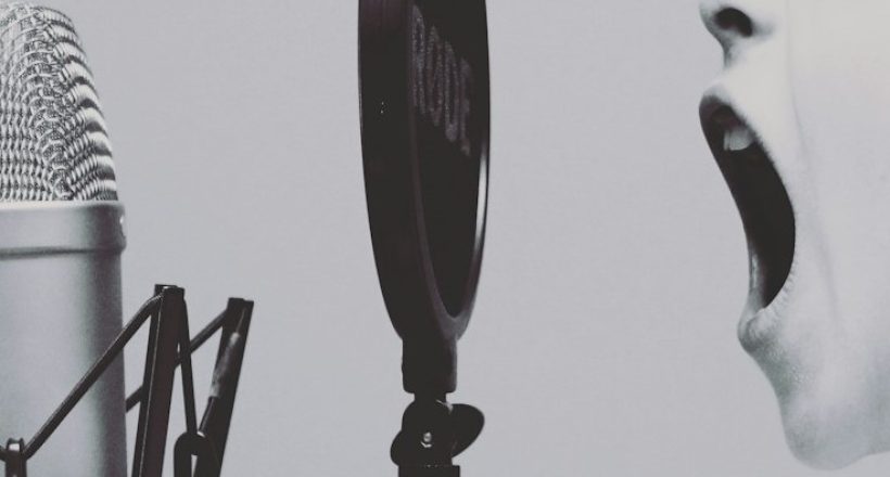 jason-rosewell-ASKeuOZqhYU-unsplash Παιδί που τραγουδάει σε μικρόφωνο